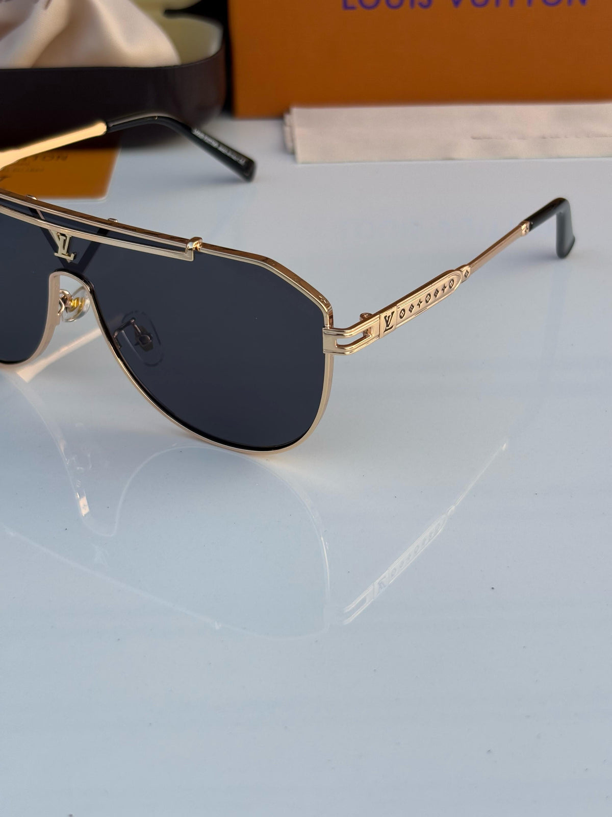 LOUISS VUITTONN 22295 GOLDEN BLACK