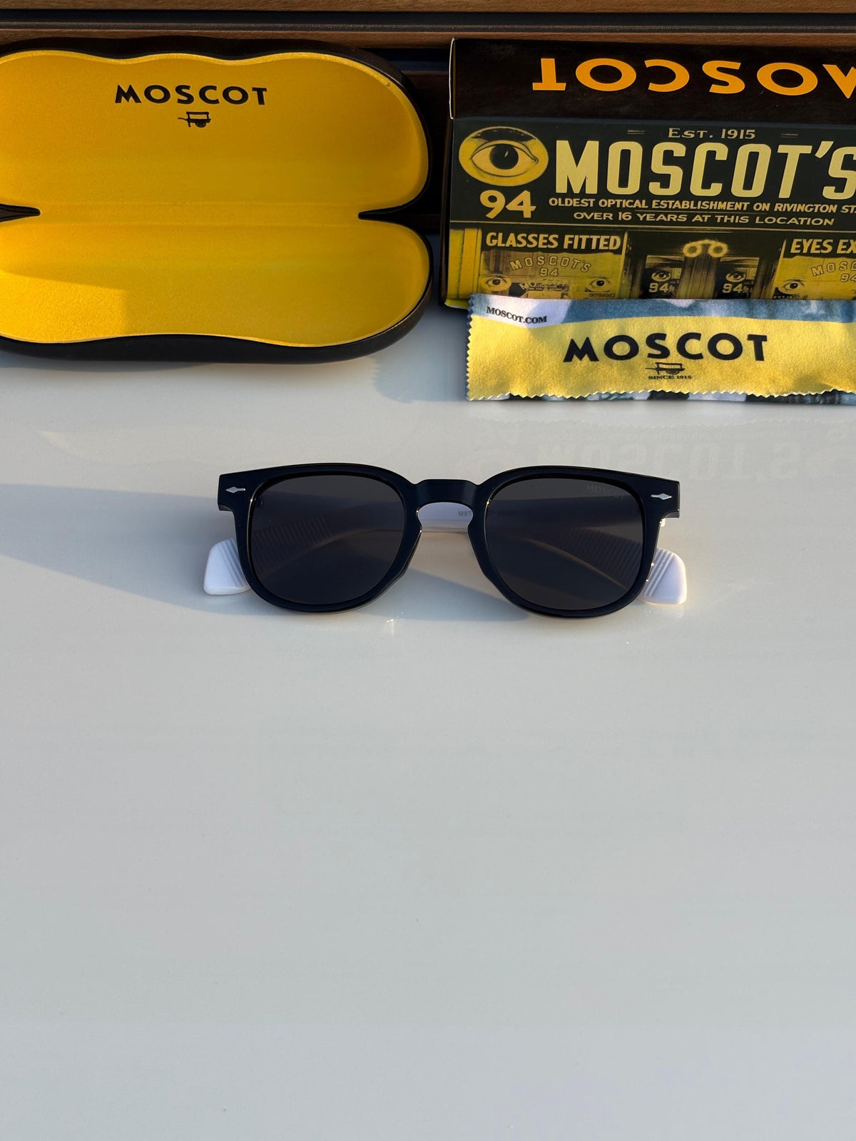 Moscott 120 White/Black