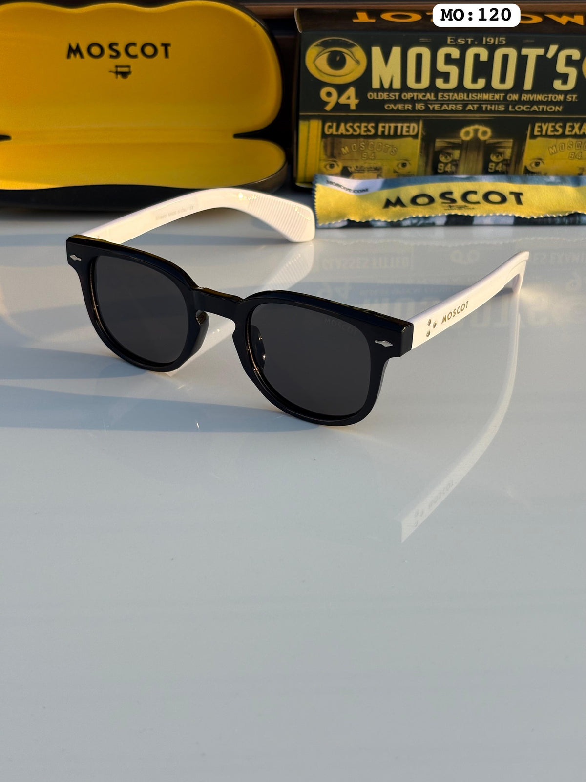 Moscott 120 White/Black